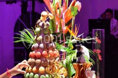 Assiette de magret de canard tranché, nappé de sauce, garni de légumes émincés et accompagné de chips de crevettes.