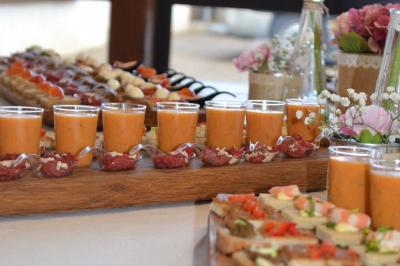 Assiette de magret de canard tranché, nappé de sauce, garni de légumes émincés et accompagné de chips de crevettes.
