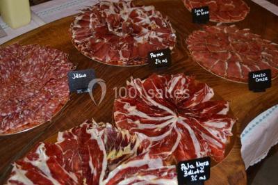 Rouleau de saumon, mangue et concombre présenté sur une petite assiette en bois.