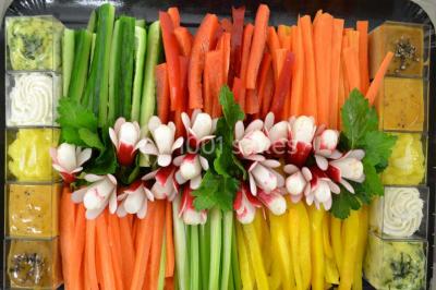 Rouleau de saumon, mangue et concombre présenté sur une petite assiette en bois.