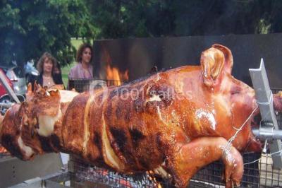 Rouleau de saumon, mangue et concombre présenté sur une petite assiette en bois.