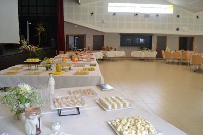 Rouleau de saumon, mangue et concombre présenté sur une petite assiette en bois.