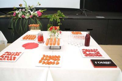 Rouleau de saumon, mangue et concombre présenté sur une petite assiette en bois.