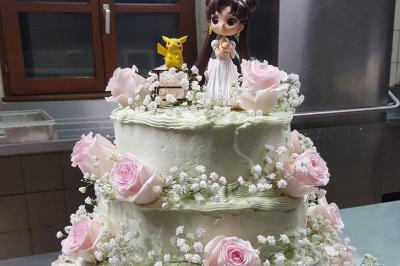 Rouleau de saumon, mangue et concombre présenté sur une petite assiette en bois.