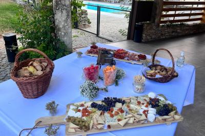 Décoration d'une tente événementielle avec tables ornées, barils en bois, fleurs et ballons dans un espace extérieur.