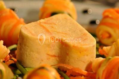 Assiette de poisson en sauce blanche, garnie de persil frais, légumes et décorée de traits de sauce verte.