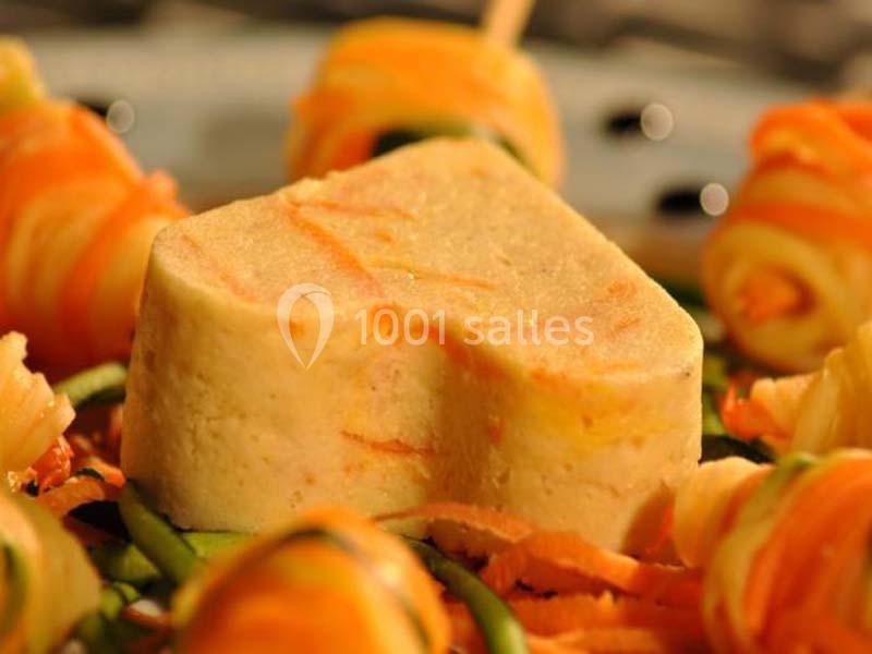 Purée de légumes en forme de cœur, entourée de roulés de légumes colorés sur un plat.