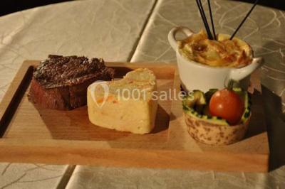 Assiette de poisson en sauce blanche, garnie de persil frais, légumes et décorée de traits de sauce verte.