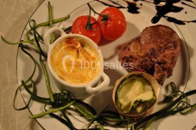 Assiette de poisson en sauce blanche, garnie de persil frais, légumes et décorée de traits de sauce verte.