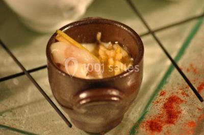 Assiette de poisson en sauce blanche, garnie de persil frais, légumes et décorée de traits de sauce verte.