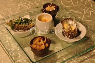 Assiette de poisson en sauce blanche, garnie de persil frais, légumes et décorée de traits de sauce verte.