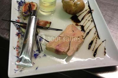 Assiette de poisson en sauce blanche, garnie de persil frais, légumes et décorée de traits de sauce verte.