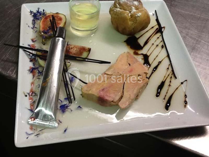 Assiette gastronomique avec foie gras, figue, pain, sauce balsamique, fleurs comestibles et verrine.