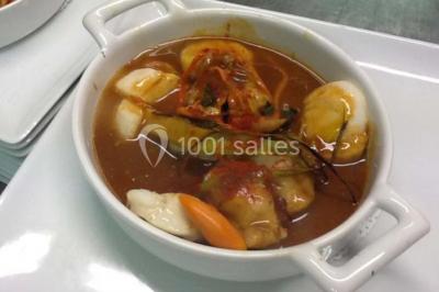 Assiette de poisson en sauce blanche, garnie de persil frais, légumes et décorée de traits de sauce verte.