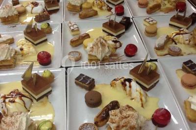 Assiette de poisson en sauce blanche, garnie de persil frais, légumes et décorée de traits de sauce verte.