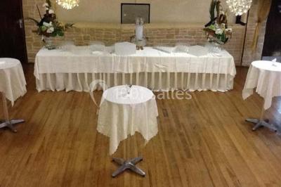 Assiette de poisson en sauce blanche, garnie de persil frais, légumes et décorée de traits de sauce verte.