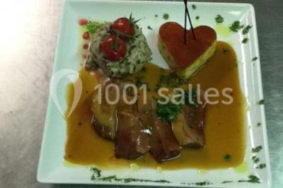 Assiette de poisson en sauce blanche, garnie de persil frais, légumes et décorée de traits de sauce verte.