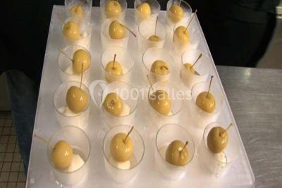 Assiette de poisson en sauce blanche, garnie de persil frais, légumes et décorée de traits de sauce verte.