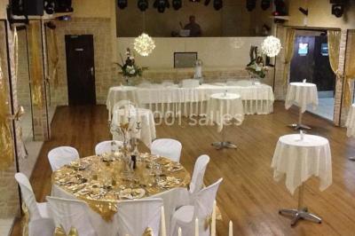 Assiette de poisson en sauce blanche, garnie de persil frais, légumes et décorée de traits de sauce verte.