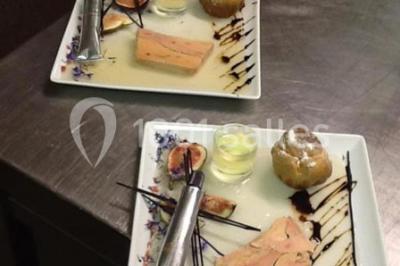 Assiette de poisson en sauce blanche, garnie de persil frais, légumes et décorée de traits de sauce verte.