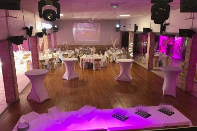 Assiette de poisson en sauce blanche, garnie de persil frais, légumes et décorée de traits de sauce verte.