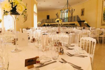 Plateau de bouchées variées comprenant verrines, toasts garnis, mini-sandwichs et décorations florales.