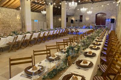 Assiette de saumon fumé tranché avec noix, graines et herbes, accompagnée de pain, fromage et citron sur une table.