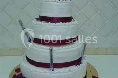 Plateau de crudités colorées avec radis, carottes, poivrons, chou-fleur et trempette au centre, présenté sur un lit de…