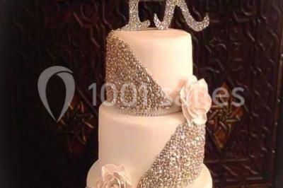 Table élégamment dressée avec bougies décoratives, serviettes pliées, verres en cristal et chemin de table sombre.