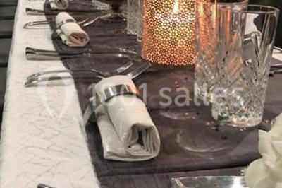 Plat de viande grillée avec sauce et légumes dans une cocotte, présenté sur une planche en bois.