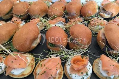 Plateau de bouchées variées comprenant mini-sandwichs, macarons, brochettes, verrines et roulés aux légumes.