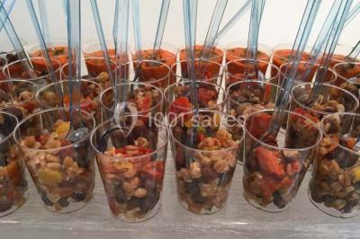 Plateau de bouchées variées comprenant mini-sandwichs, macarons, brochettes, verrines et roulés aux légumes.