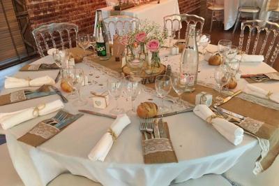 Plateau de bouchées variées comprenant mini-sandwichs, macarons, brochettes, verrines et roulés aux légumes.