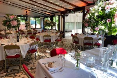 Plateau de bouchées variées comprenant mini-sandwichs, macarons, brochettes, verrines et roulés aux légumes.