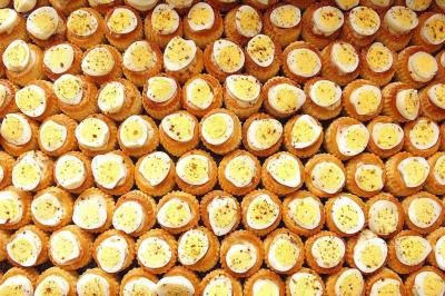 Plateau de bouchées variées comprenant mini-sandwichs, macarons, brochettes, verrines et roulés aux légumes.