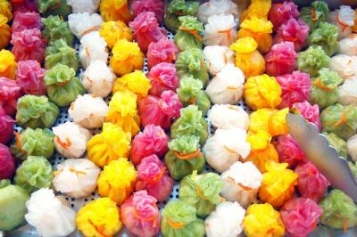 Plateau de bouchées variées comprenant mini-sandwichs, macarons, brochettes, verrines et roulés aux légumes.