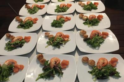 Plateau de bouchées variées comprenant mini-sandwichs, macarons, brochettes, verrines et roulés aux légumes.