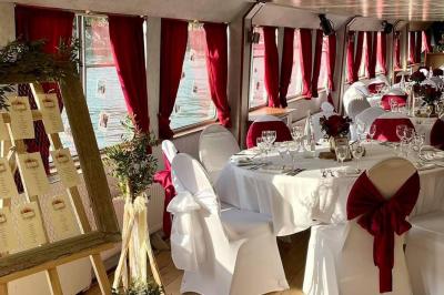 Plateau de bouchées variées comprenant mini-sandwichs, macarons, brochettes, verrines et roulés aux légumes.