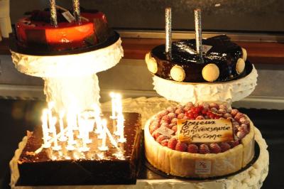 Plateau de bouchées variées comprenant mini-sandwichs, macarons, brochettes, verrines et roulés aux légumes.