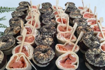 Plateau de bouchées variées comprenant mini-sandwichs, macarons, brochettes, verrines et roulés aux légumes.