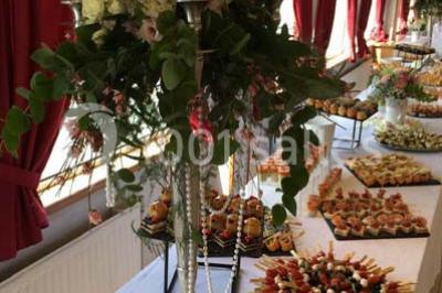 Plateau de bouchées variées comprenant mini-sandwichs, macarons, brochettes, verrines et roulés aux légumes.