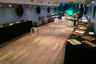 Plateau de bouchées variées comprenant mini-sandwichs, macarons, brochettes, verrines et roulés aux légumes.