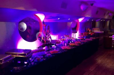 Plateau de bouchées variées comprenant mini-sandwichs, macarons, brochettes, verrines et roulés aux légumes.