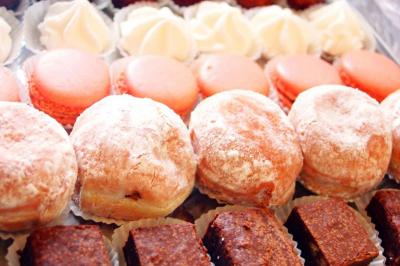 Plateau de bouchées variées comprenant mini-sandwichs, macarons, brochettes, verrines et roulés aux légumes.