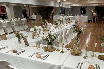 Plateau de bouchées variées comprenant mini-sandwichs, macarons, brochettes, verrines et roulés aux légumes.