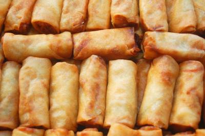 Plateau de bouchées variées comprenant mini-sandwichs, macarons, brochettes, verrines et roulés aux légumes.