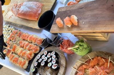 Plateau de bouchées variées comprenant mini-sandwichs, macarons, brochettes, verrines et roulés aux légumes.