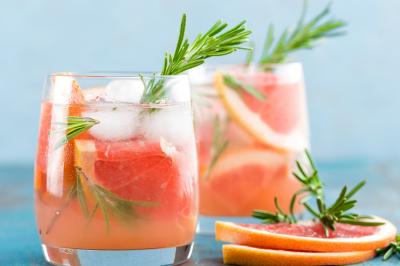 Assiette garnie de brochettes sur un ananas, accompagnée de légumes, sauces et bouchées frites.