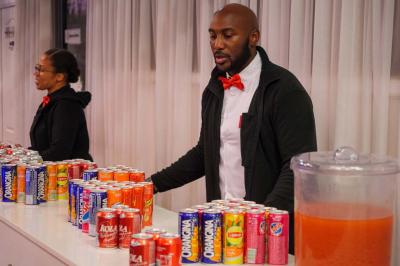 Assiette garnie de brochettes sur un ananas, accompagnée de légumes, sauces et bouchées frites.