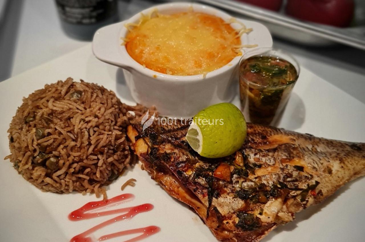Assiette composée d'un poisson grillé, riz aux lentilles, gratin, sauce en verre et citron vert.
